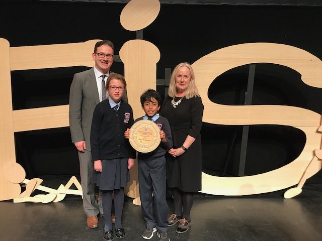 Dr. Annie Doona and Rónán Ó Muirthile with the FÍS Film Festival Film of the Year 2017 winners, Ardfert NS, Kerry.